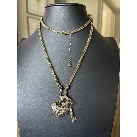 Gold Tone Filigree Heart & Key Rhinestone Charm Pendant Necklace Love Romantic - Picture 4 of 4